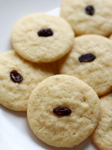 a plate of Connecticut cookies